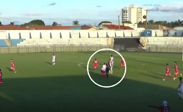Árbitro é agredido por dirigente durante partida de futebol amador