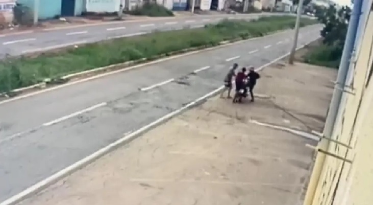 Casal rouba motocicleta de entregador distraído ao celular