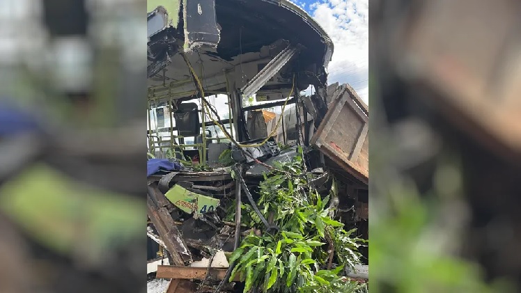 Ônibus do transporte coletivo bate em caminhão e deixa 5 feridos
