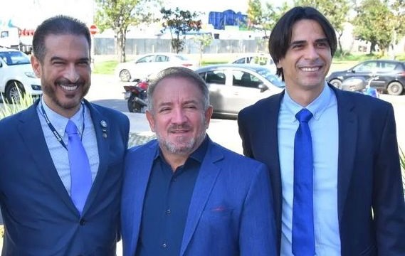 Posse de novos secretários de Vilmar Mariano fica marcada por ausência de Gustavo Mendanha