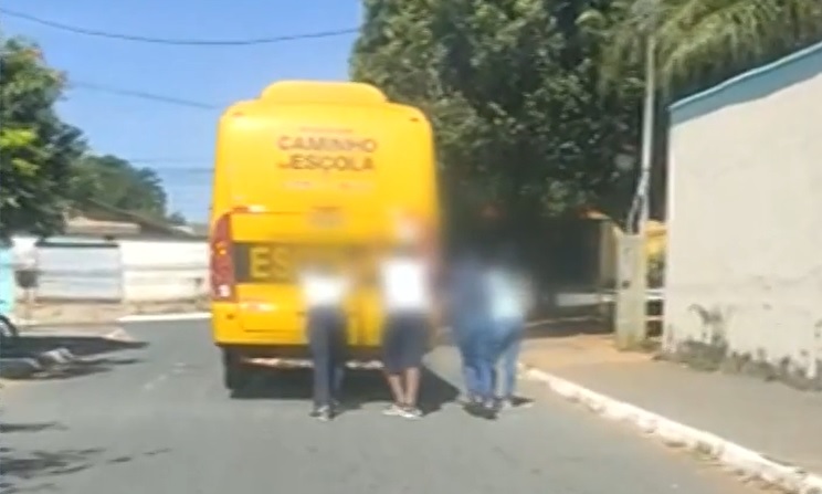 Alunos são flagrados empurrando ônibus escolar da Prefeitura