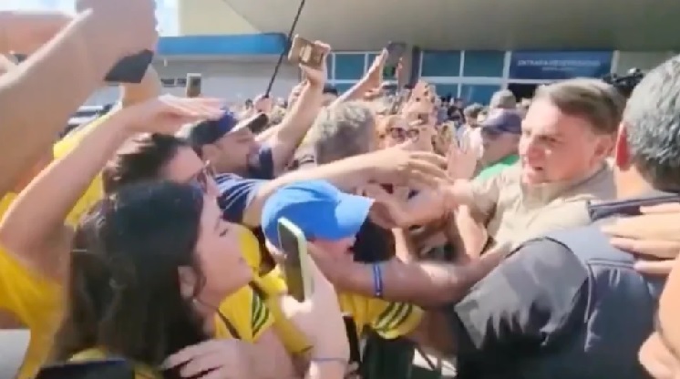 Após derrota e viagem aos EUA, Bolsonaro retoma contato com apoiadores