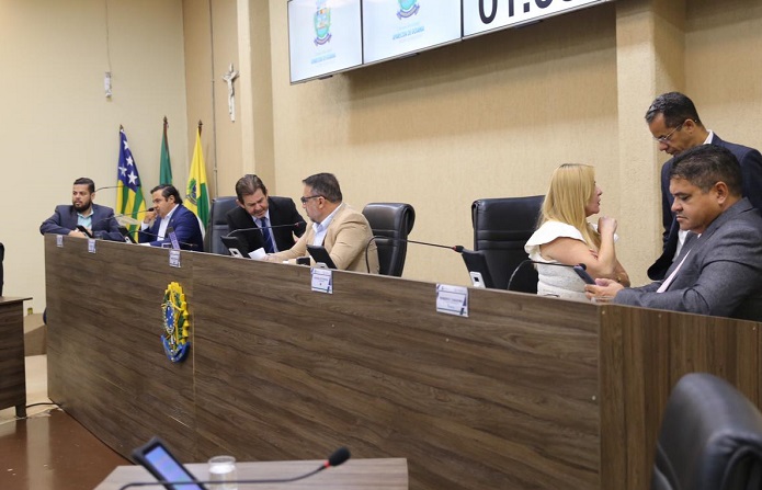 Depois de Lelis, mais cinco vereadores devem deixar a base do prefeito