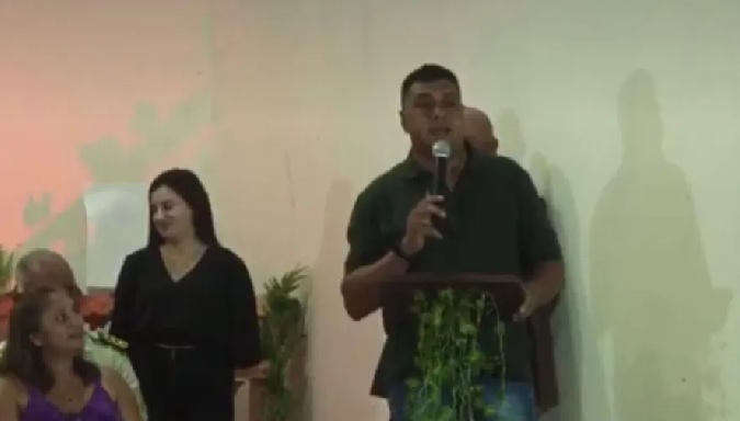 Prefeito ameaça dar tiros para cima e “meter o cacete” para que alunos façam silêncio