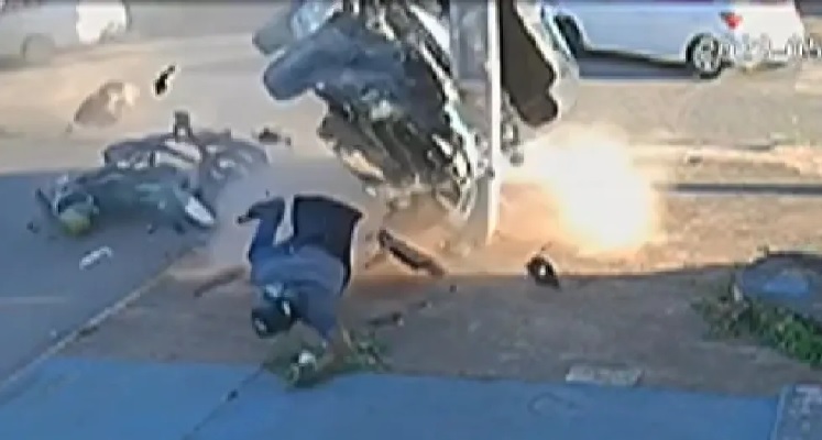 Viatura da PMGO capota e atinge motociclista em cruzamento