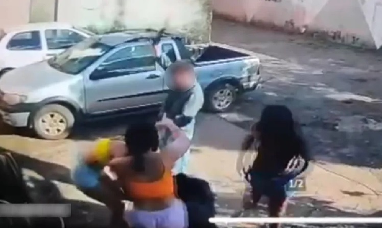 Homem armado efetua disparos e arrasta mulher pelos cabelos