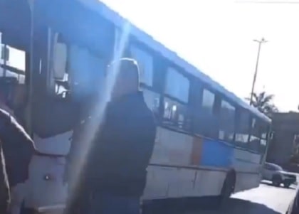 Motociclista morre após ser atingida por ônibus, em Goiânia