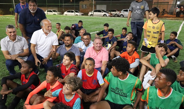 Vilmar Mariano inaugura novo campo sintético no Setor Jardim Cascata