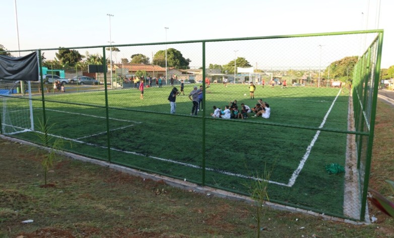 Praça no Jardim Cascata apresenta problema elétrico que oferece risco à população