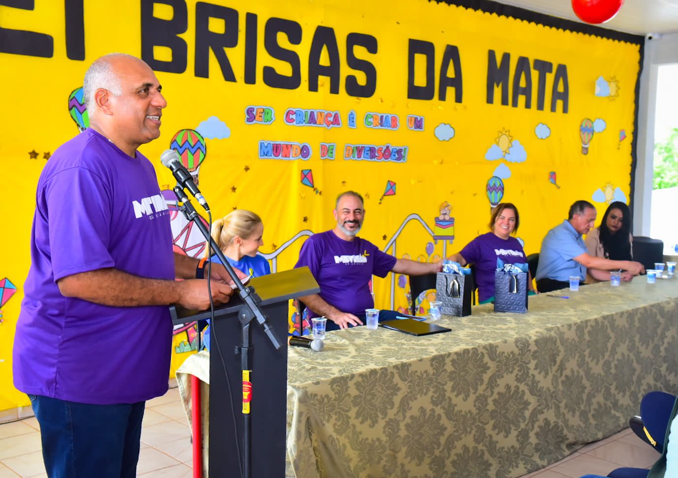 Prefeito Rogério entrega revitalização do Cmei Brisas da Mata e 10 ônibus escolares