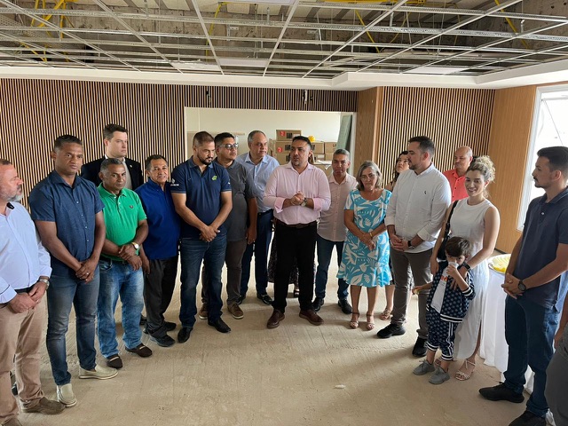 André Fortaleza apresenta a nova sede da Câmara a Gustavo e familiares