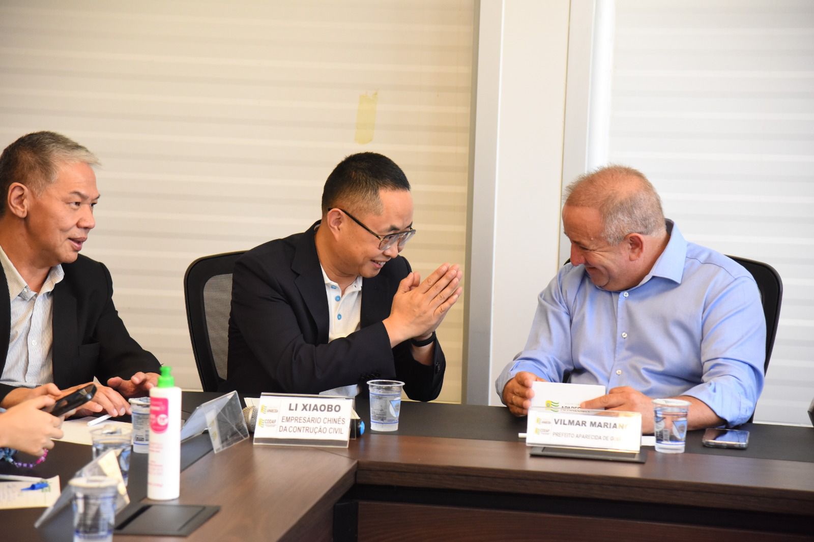 Prefeito Vilmar busca investimento Chinês na área da Habitação