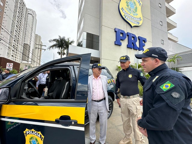 Professor Alcides entrega viatura operacional para a PRF