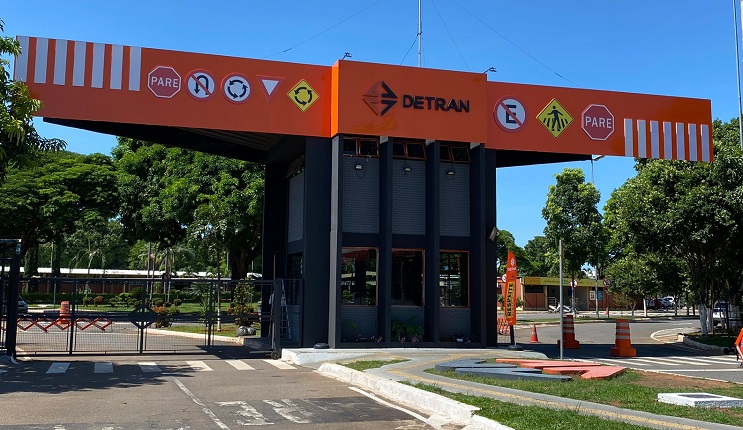 Caiado sanciona lei que cria mil cargos para o Detran e abre caminho para concurso