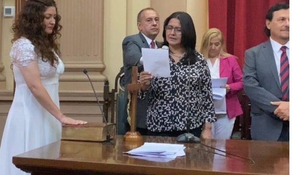 Deputada toma posse vestida de noiva e diz que está casada com o povo