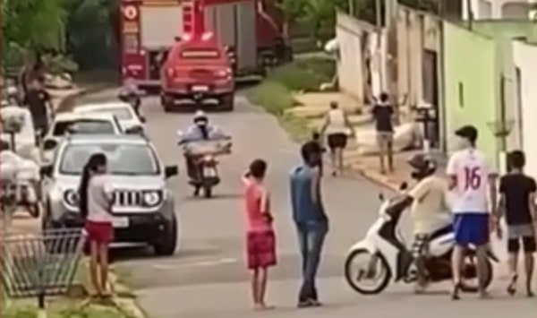 Criança de três meses morre ao ser jogada em fogueira pela mãe