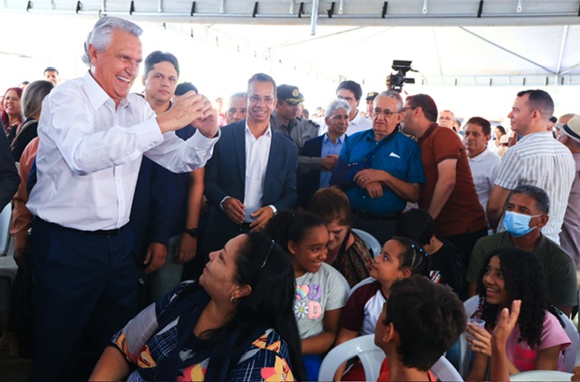 Caiado lança vacinação contra dengue em Goiás