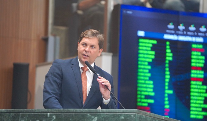 “Assumo o compromisso de permanecer na Assembleia”, declara Bruno Peixoto