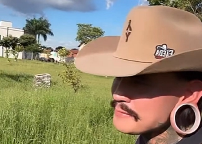 Dj Jiraya Uai reclama do mato alto em praça de Goiânia