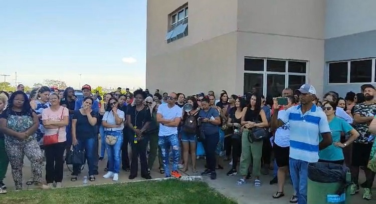 Servidores da Educação manifestam em frente a Prefeitura de Aparecida