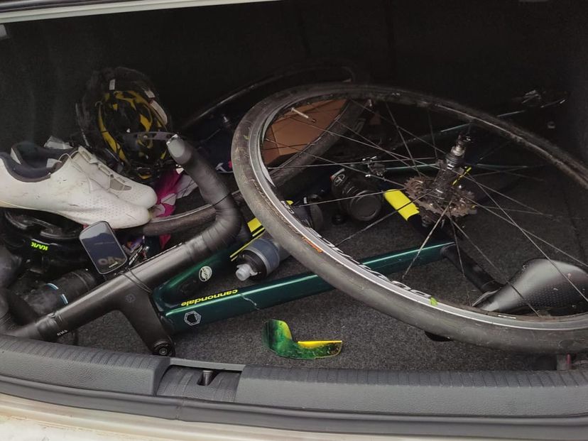 Ciclistas são atropelados e motorista foge, em Aparecida