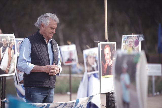 Caiado visita comunidades israelenses atacadas pelo Hamas