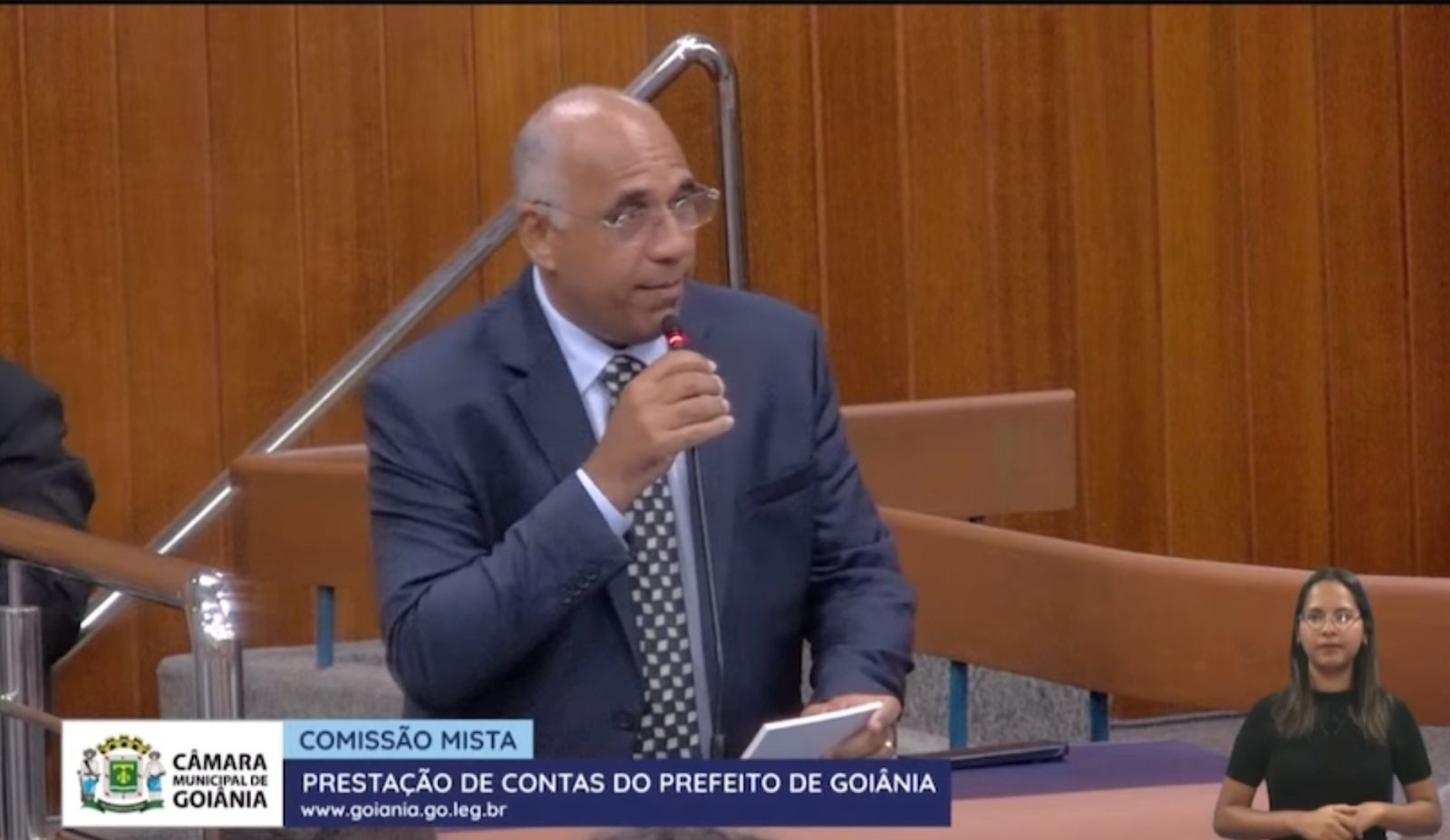 Rogério Cruz é vaiado pelos servidores na Câmara Municipal