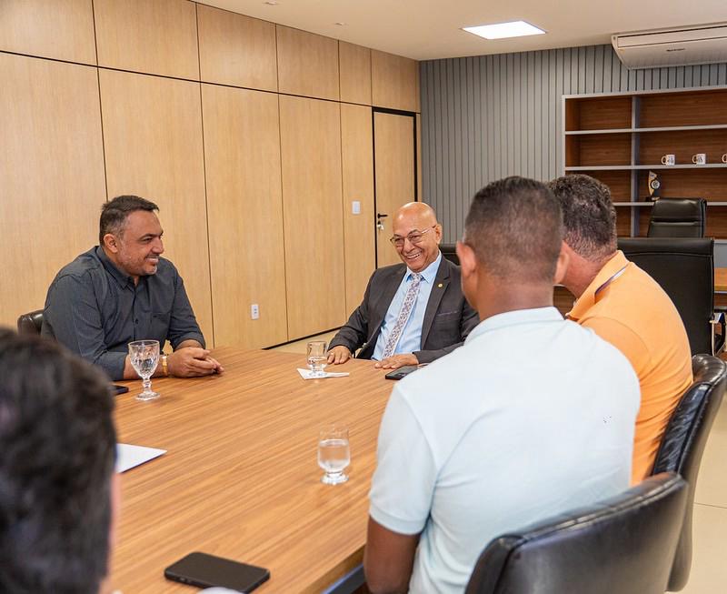 Professor Alcides se reúne com 8 vereadores na Câmara Municipal