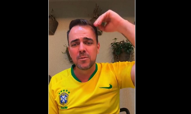 Gustavo faz live com camisa da seleção brasileira e diz que é bolsonarista