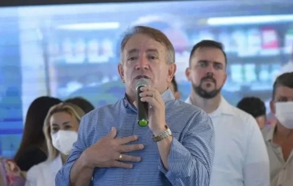 Prefeito Vilmar exonera dois secretários ligados a Gustavo Mendanha