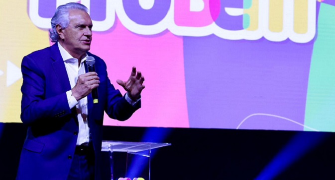 Caiado e Gracinha entregam bolsa ProBem a 4 mil novos universitários