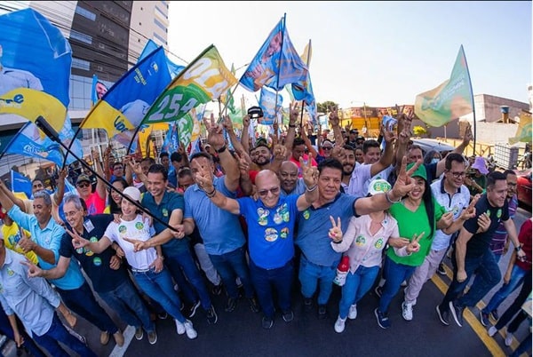 Professor Alcides lidera milhares de apoiadores em caminhada na Vila Brasília