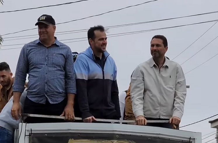 Leandro e Mendanha fazem tour pela cidade em cima de carro de som