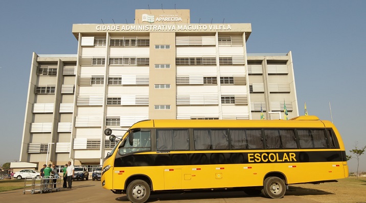 Educação de Aparecida recebe três novos micro ônibus escolares