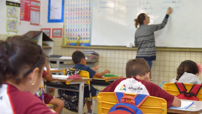 Justiça manda página excluir fake news sobre demissão de 500 professores