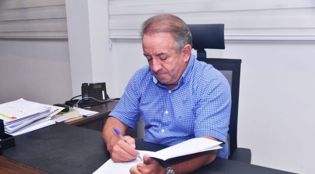 Vilmar Mariano assina ordem de serviço para construção de CMEI com 200 vagas