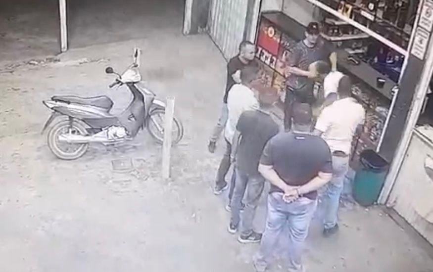 Aliados de Antonio Neto são flagrados agredindo dois homens