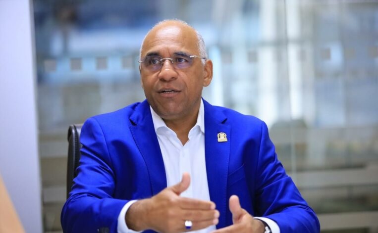 Rogério Cruz exonera quase 2 mil servidores comissionados da Prefeitura