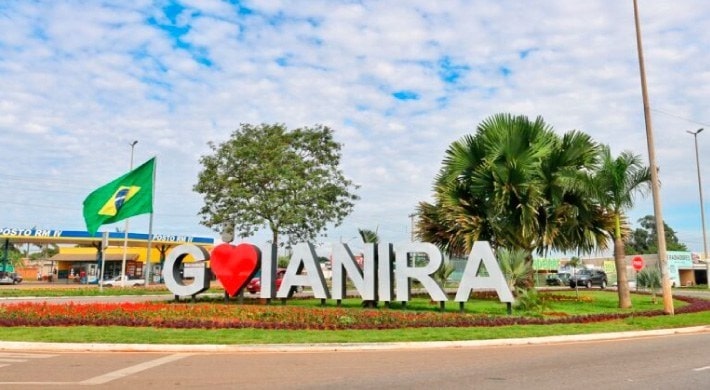 Homens de moto matam dois e deixam outro ferido a tiros