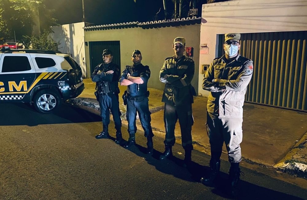 Homem mata travesti a facada e tenta esquartejar o corpo