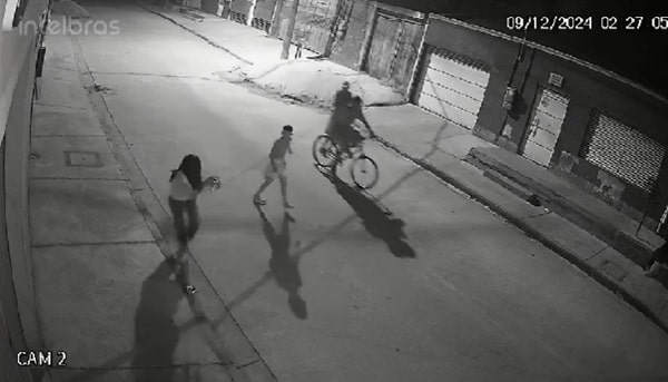 LADRÃO MIRIM: menino de 11 anos dá “voadora” em mulher durante assalto