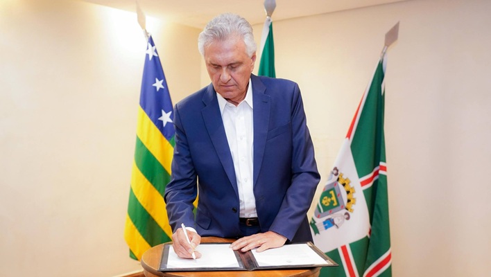 Caiado sanciona reajustes do funcionalismo no valor de R$ 1,1 bilhão