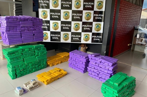 Polícia prende três homens que transportavam quase 1 tonelada de drogas na BR-153