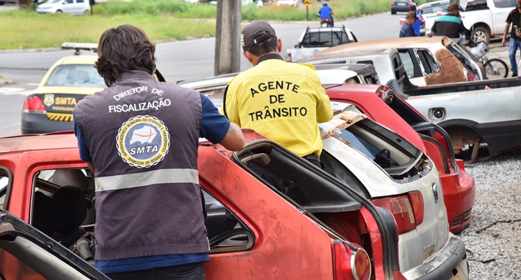 Prefeitura de Aparecida promove retirada de carcaças de veículos das ruas