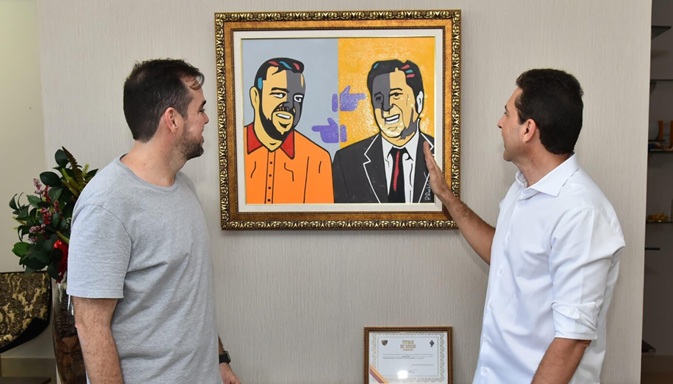 Vilela e Mendanha recolocam quadro de Maguito retirado por Vilmar Mariano