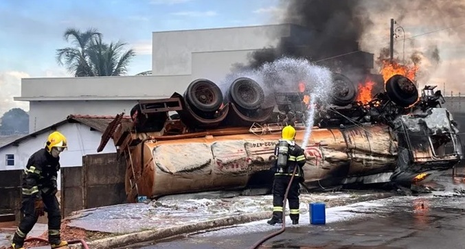 Caminhão tanque carregado com álcool tomba e incendeia casa