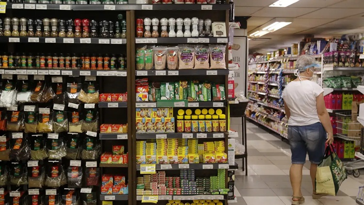 Cesta básica sobe nas capitais e custa ao menos 40% do salário mínimo