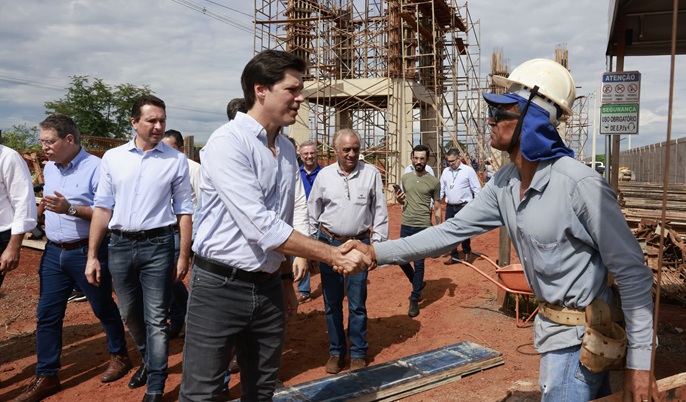 Daniel Vilela vistoria as obras do Distrito Agroindustrial Norberto Teixeira