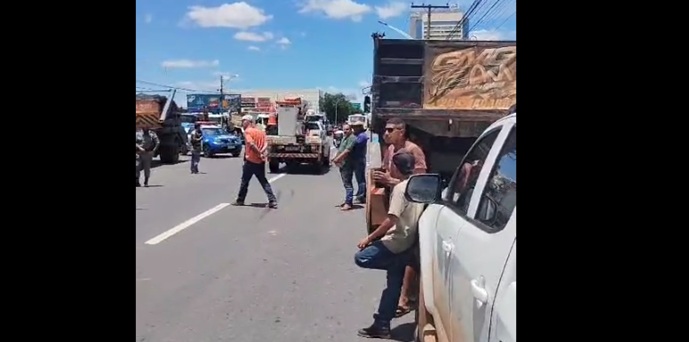 Empresários do segmento de coleta de entulho protestam em Aparecida