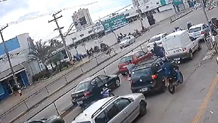 Motociclista e passageira são atropelados e arrastados por carro